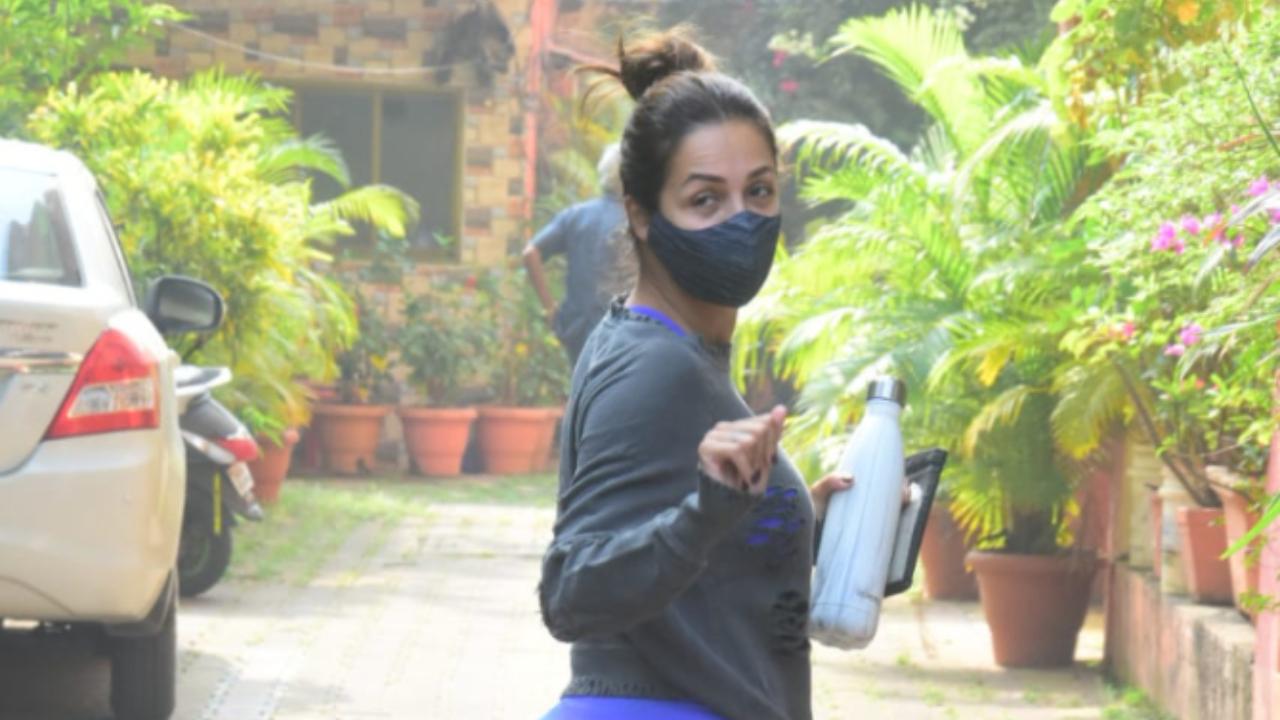 With the COVID-19 lockdown easing in the city, Malaika can be regularly seen strolling the streets in the city. Recently, she returned from her work-cum-pleasure trip to Dharamshala along with her boyfriend Arjun Kapoor. The diva was in the hilly town for a commercial shoot, while Arjun was shooting for his upcoming film Bhoot Police.
