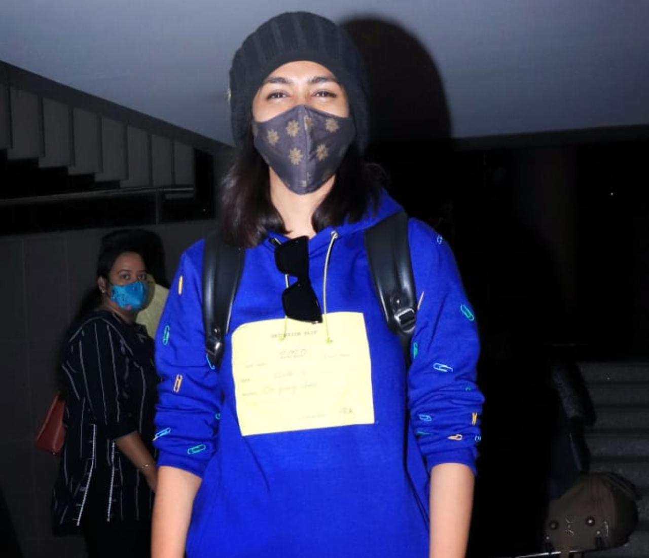 Mrunal Thakur looked happy and cheerful as she happily posed for the photographers at the airport. The actress opted for a blue hoodie and denims. She completed her look with a black cap and a protective mask. Mrunal Thakur looked happy and cheerful as she happily posed for the photographers at the airport. The actress opted for a blue hoodie and denims. She completed her look with a black cap and a protective mask.