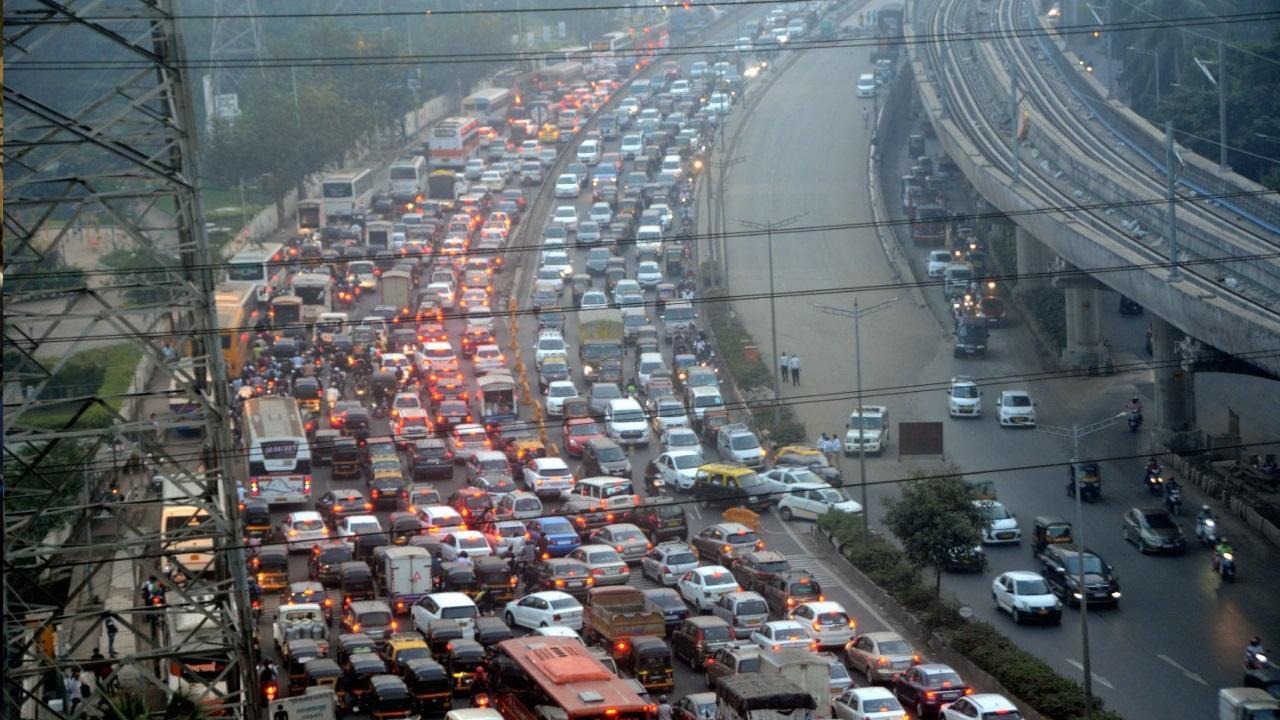 Mumbai reports 607 COVID-19 cases, 789 recoveries; 9 die Slow moving traffic on Western Express Highway | Representational Image | Credit: Satej Shinde