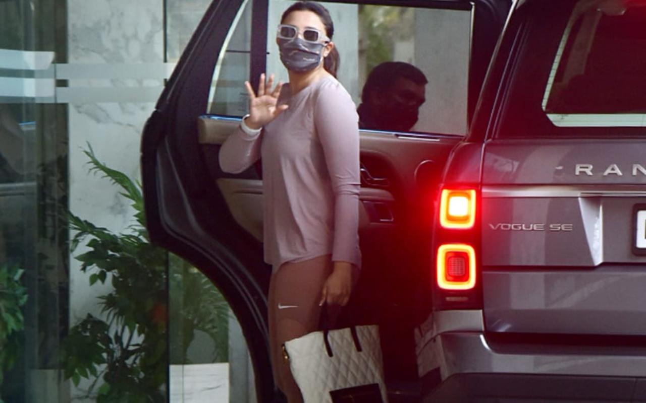 Parineeti Chopra was also clicked in Bandra. She opted for a grey top and brown pants for the outing. She wore a grey protective mask to prevent the spread of COVID-19.