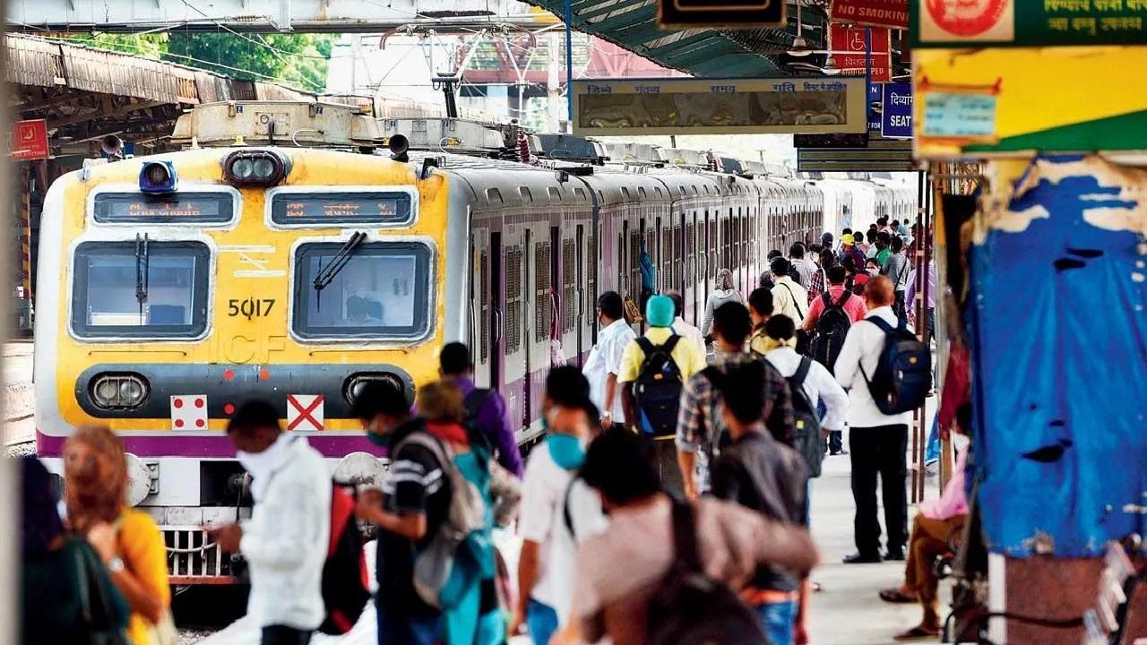 Video: Maharashtra railway cops save life of man trying to board moving train