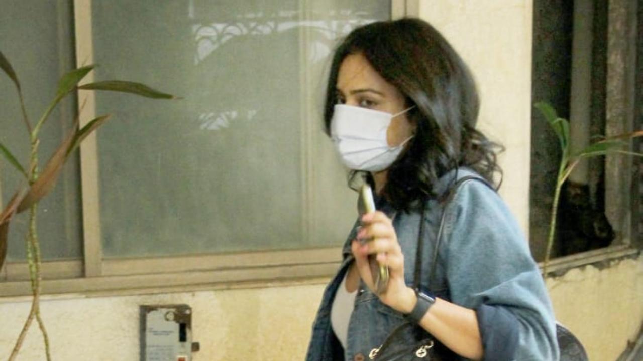 Rakul Preet Singh had a busy day in the office. The actress was snapped at strolling the streets of Bandra, Mumbai. The actress looked chic in her white crop top, shorts, and denim jacket. (All pictures: Yogen Shah/Pallav Paliwal).