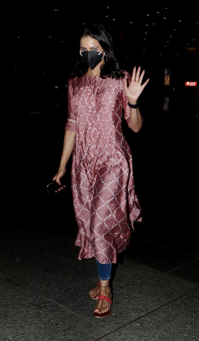 Rakulpreet Singh was also spotted at Mumbai Airport. The actress opted for a pink kurti, blue denims and completed her look with kolhapuris.