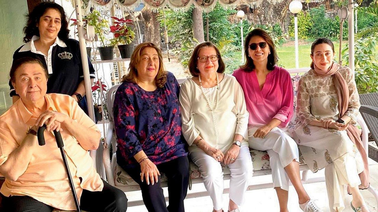 Randhir, Nitasha, Rima, Babita, Neetu, Karisma's Republic Day get-together