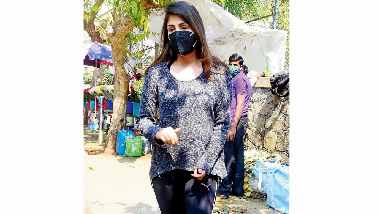 Snapped buying flowers, Rhea Chakraborty asks the paparazzi not to follow her