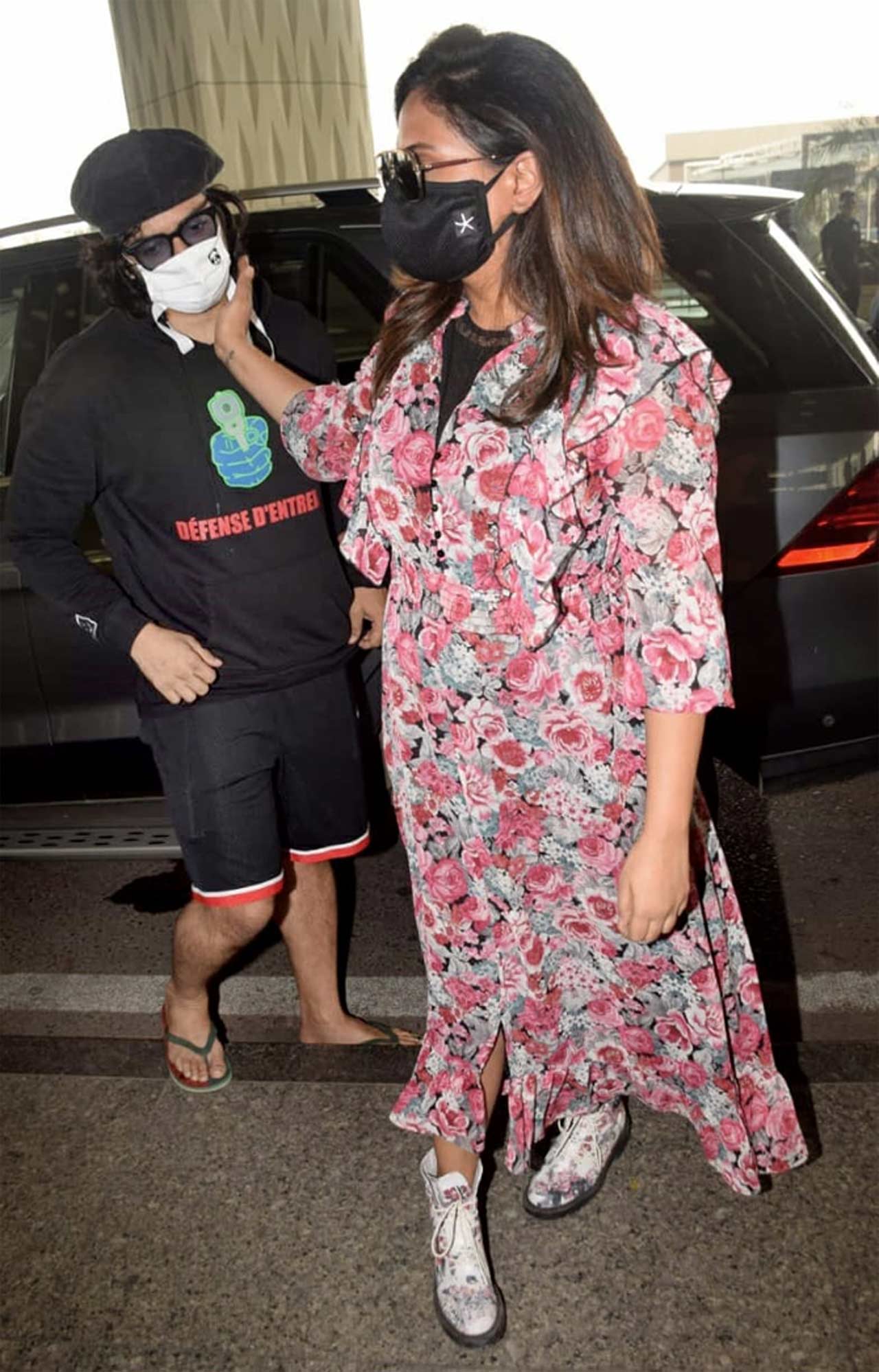 Richa Chadha was spotted with Ali Fazal at the Mumbai airport. The actor accompanied his fiance as she was clicked leaving the town. All pictures/Yogen Shah Richa Chadha was spotted with Ali Fazal at the Mumbai airport. The actor accompanied his fiance as she was clicked leaving the town. All pictures/Yogen Shah