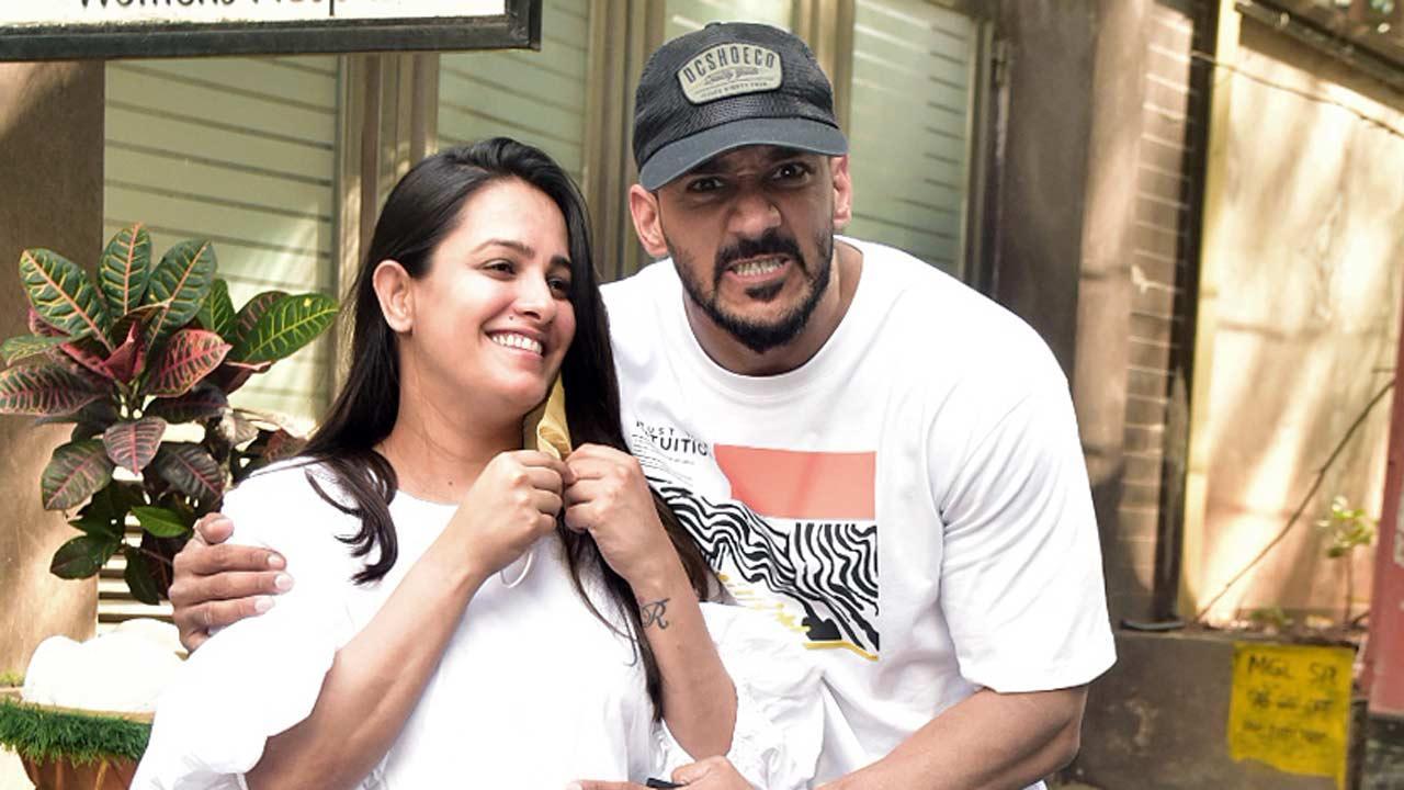 Anita Hassanandani visits clinic with hubby Rohit Reddy; Ranveer Singh and Neetu Singh clicked
