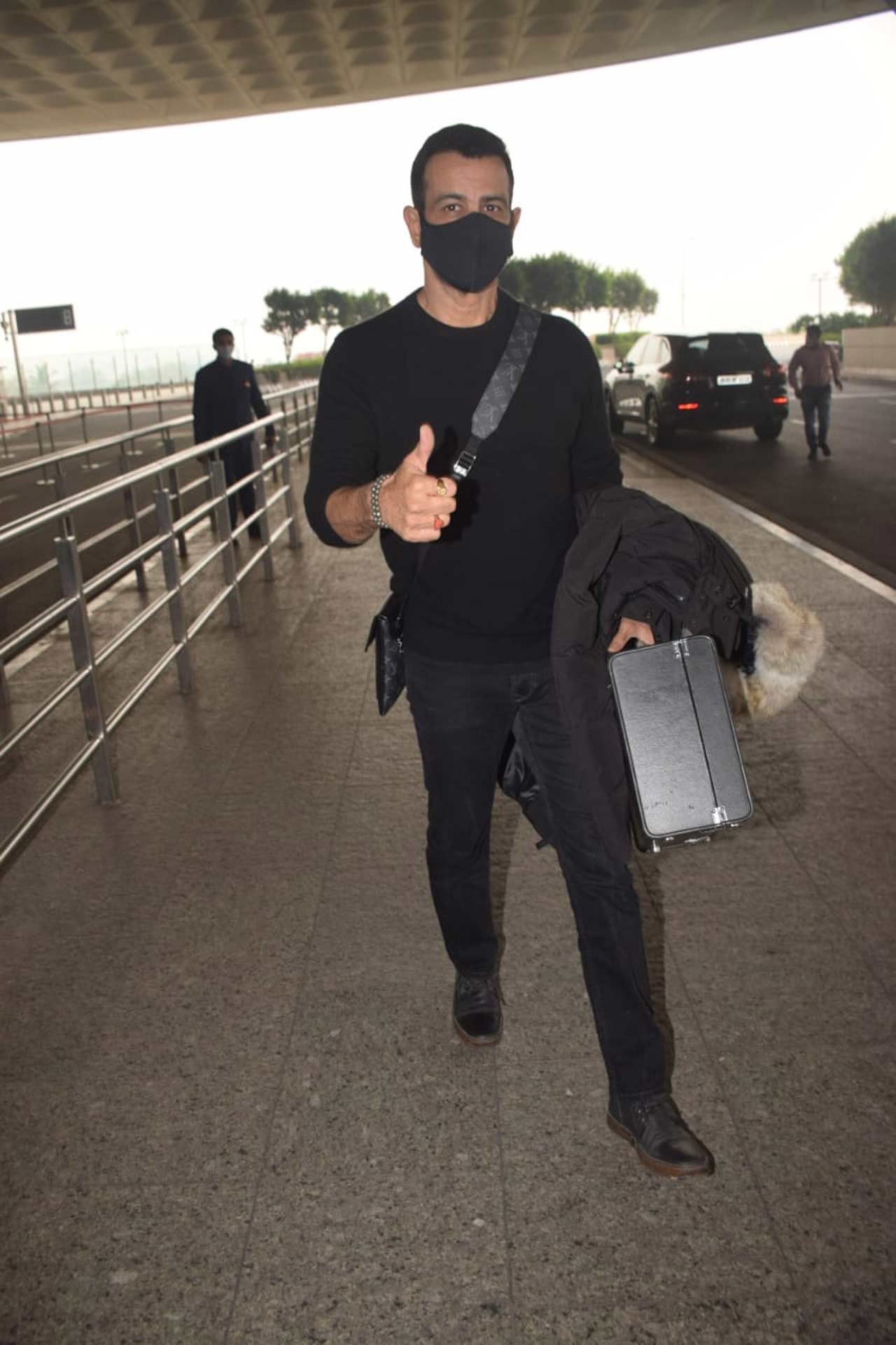 Ronit Roy gave the paparazzi thumbs up when clicked at the Mumbai airport. On the work front, Ronit will be next seen in Bhoomi, Shamshera and Hungama 2. Ronit Roy gave the paparazzi thumbs up when clicked at the Mumbai airport. On the work front, Ronit will be next seen in Bhoomi, Shamshera and Hungama 2.