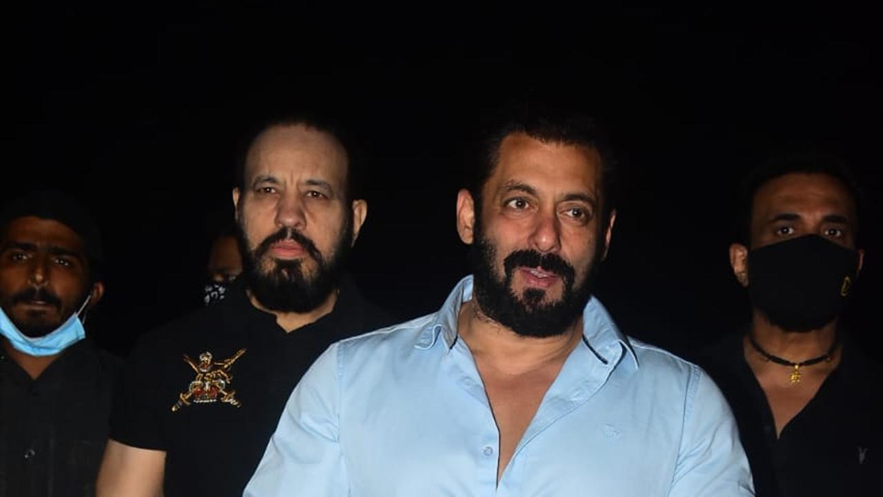 Inside Photo: Salman Khan strikes a pose with his bodyguard Shera wearing turbans