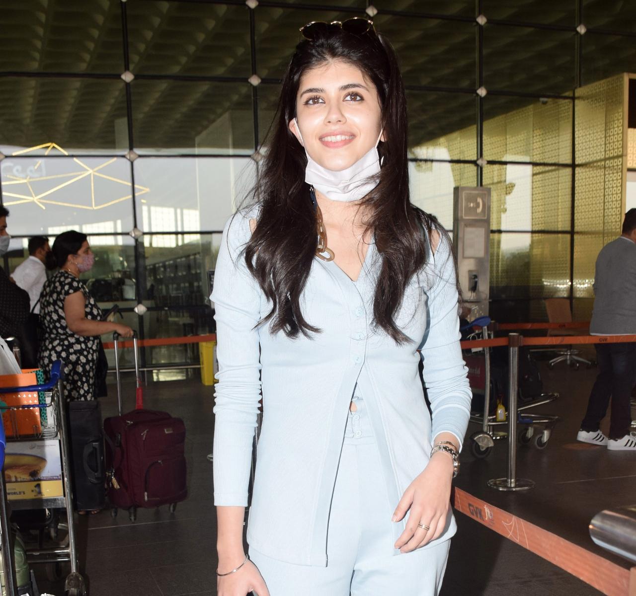 Sanjana Sanghi looked super cute in her blue outfit as she was snapped by the photographers outside the Mumbai Airport. The actress wore a white mask to prevent the spread of COVID-19. (All pictures: Yogen Shah).