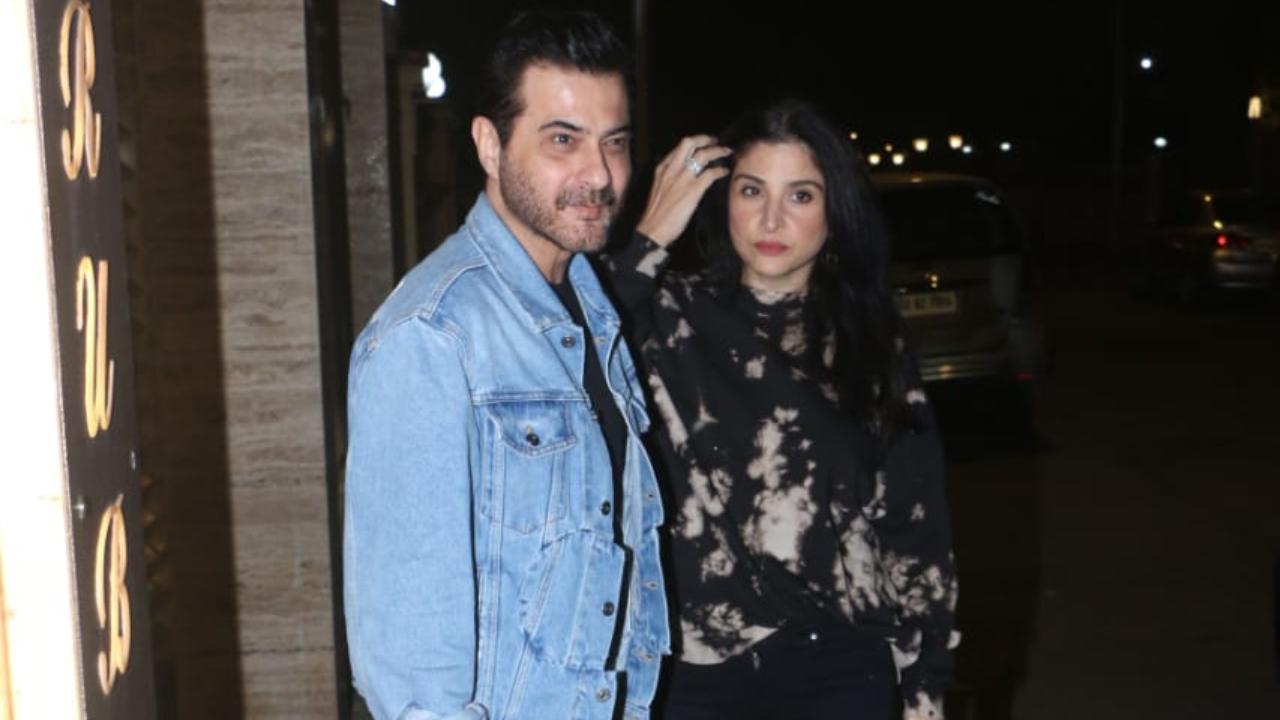 Recently, in an interview, Maheep Kapoor said that her guilty pleasure is to keep a track of things happening in her neighbourhood. 