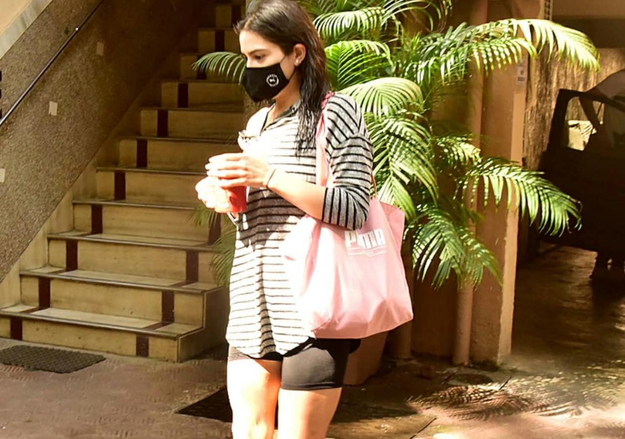 Sara Ali Khan was clicked in Juhu. The actress wore a black checkered t-shirt and black shorts for the outing. She wore a black mask to prevent the spread of COVID-19.