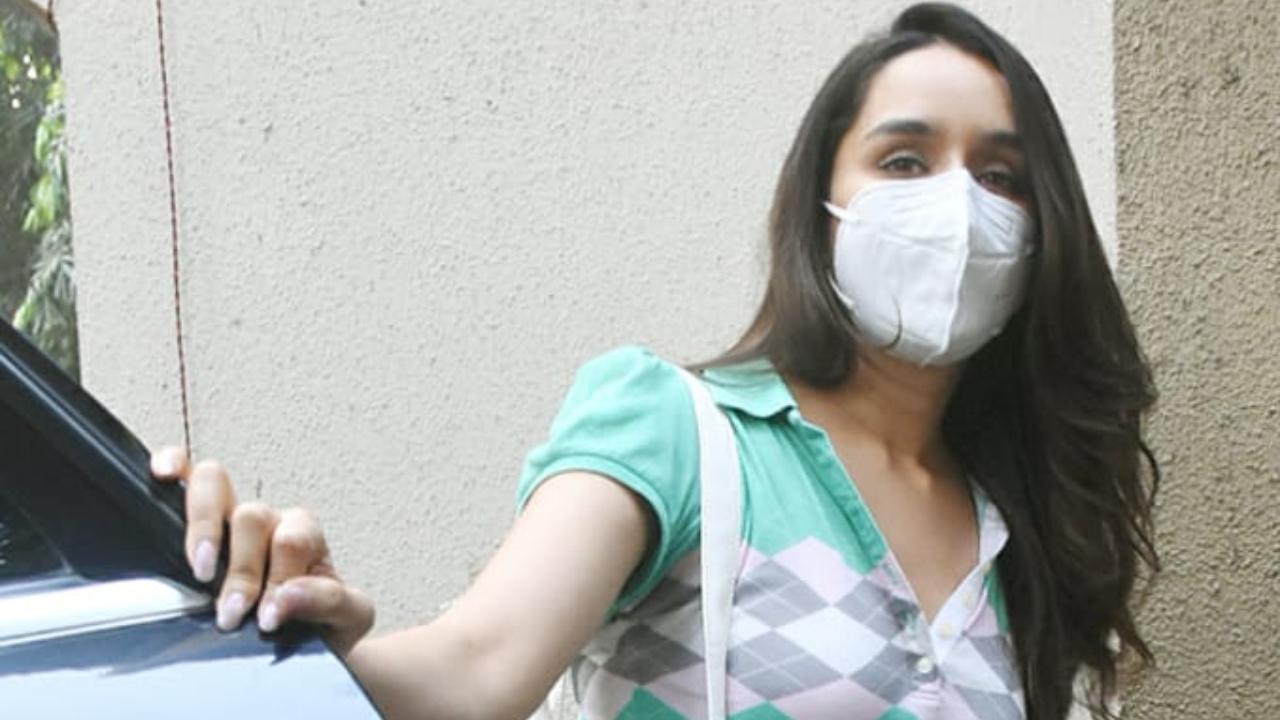 Shraddha Kapoor looked happy and refreshed after enjoying a relaxing salon session in Juhu. The actress opted for a green top and denim along with a white protective mask.