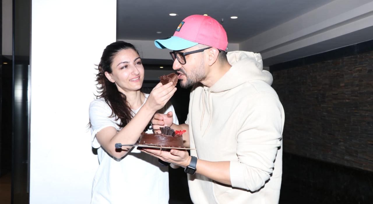 For the occasion, Soha opted for a white t-shirt and ripped jeans, while Kunal wore a beige-coloured hoodie and blue pants.