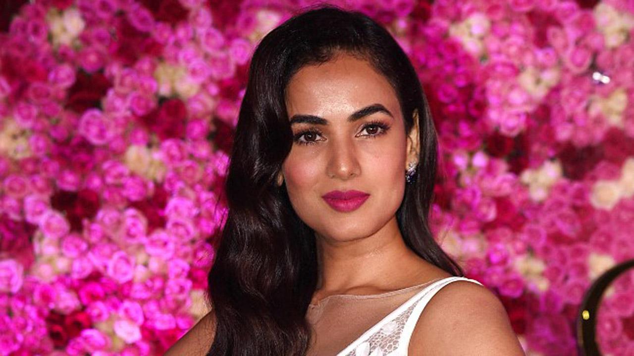 See photos: Sonal Chauhan flaunts hourglass frame in new bikini post