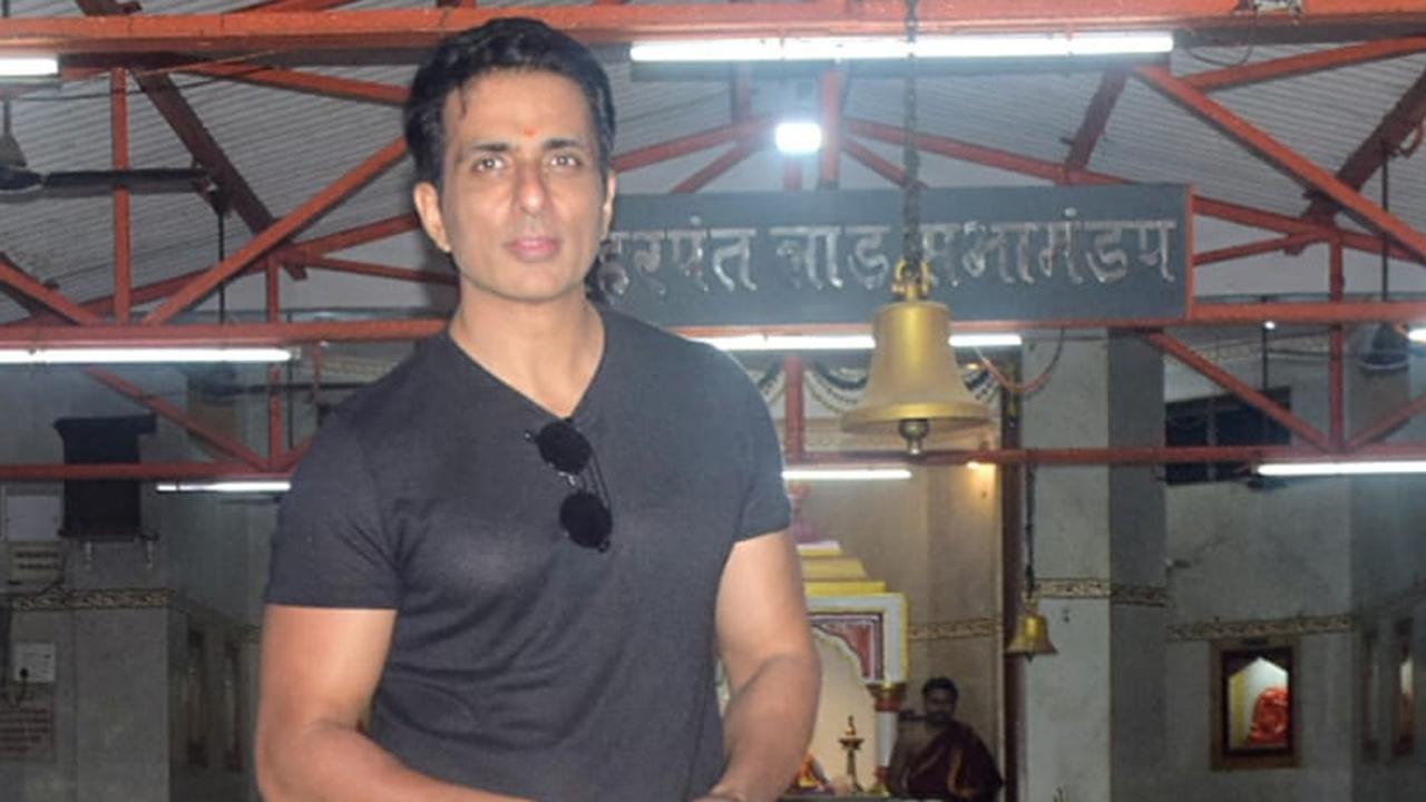 Sonu Sood meets NCP chief Sharad Pawar in Mumbai