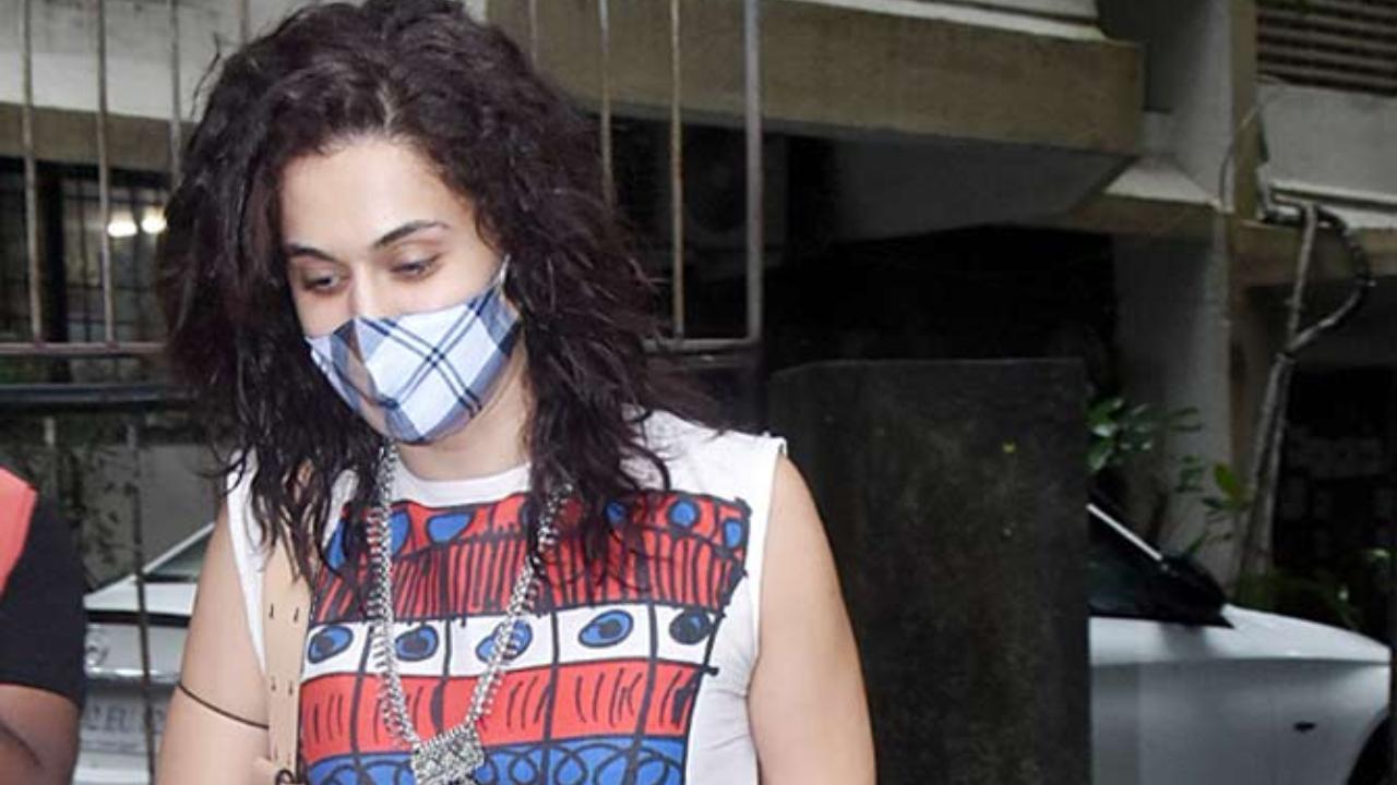 Inside Photo: Taapsee Pannu flaunts toned abs in latest monochrome picture