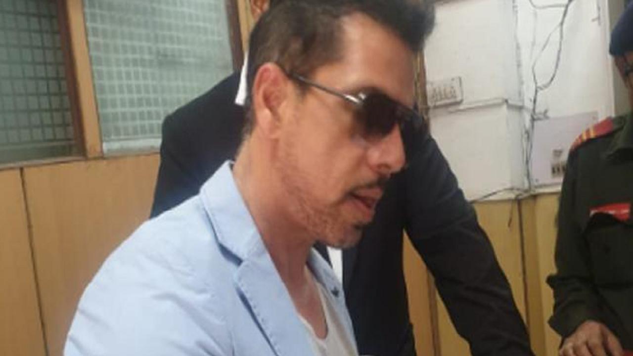 I-T sleuths at Vadra's home to record statement in 'benami' case