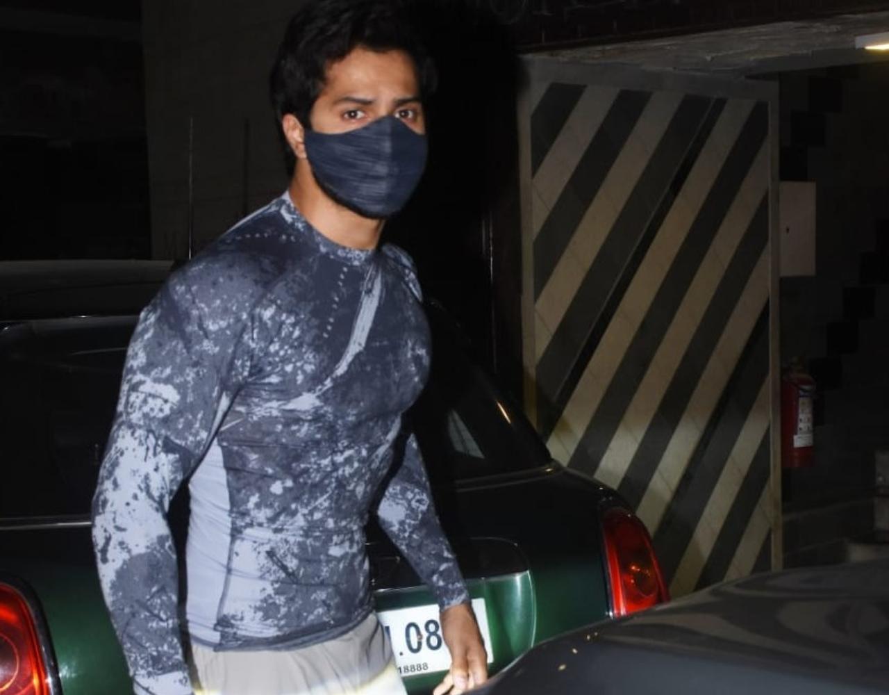 Preparations for Varun Dhawan and Natasha Dalal are in full swing. The actor was recently snapped by the photographers in Juhu, Mumbai. The actor opted for a blue t-shirt and grey pants for the outing. (All pictures: Yogen Shah).