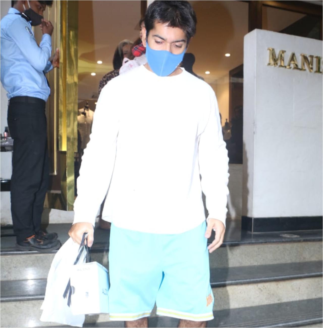 If the sources are to be believed, Natasha Dalal, Varun Dhawan and their families will host a close-knit wedding ceremony on January 24 in Alibaug. It is also said that the duo, and their near and dear ones, will have a three-day-long celebration by the beach from 22 to 24 of January.