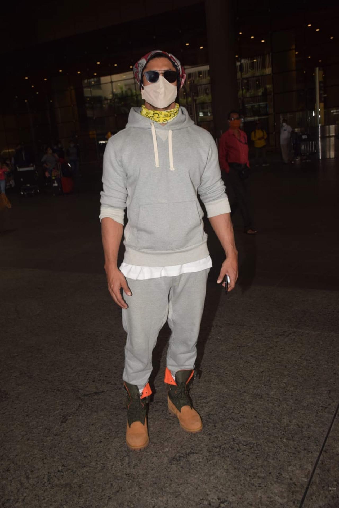 Vidyut Jammwal was also clicked at the Mumbai airport. Vidyut Jammwal was also clicked at the Mumbai airport.