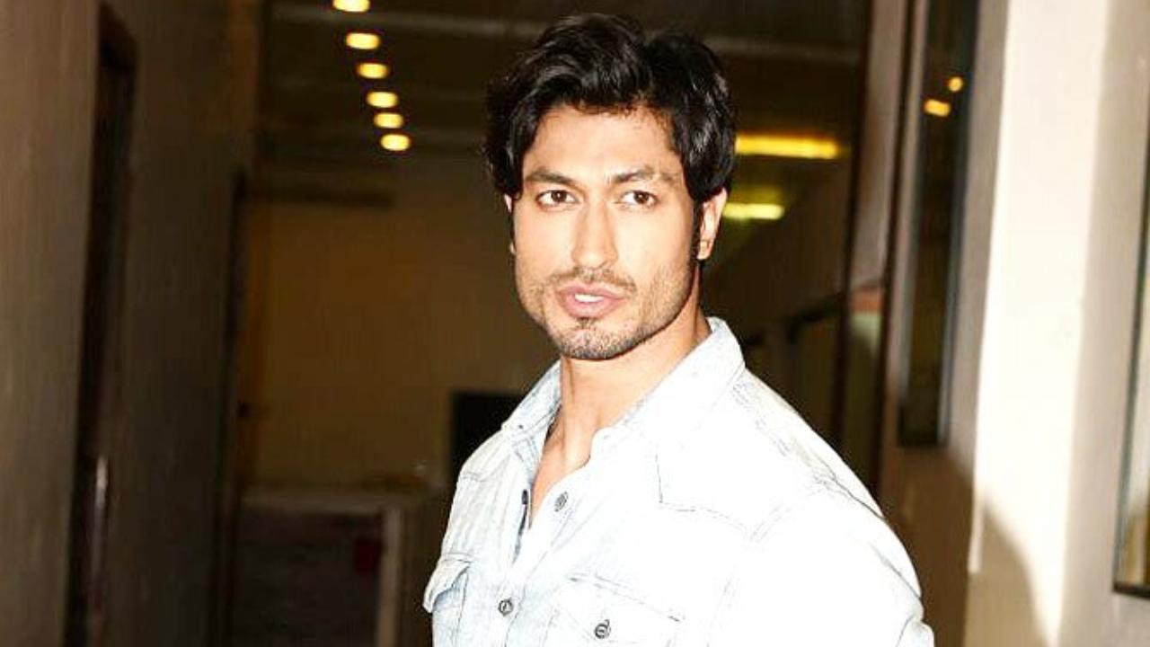 Vidyut Jammwal performs stunt with 'deadliest weapon in the world', shares video