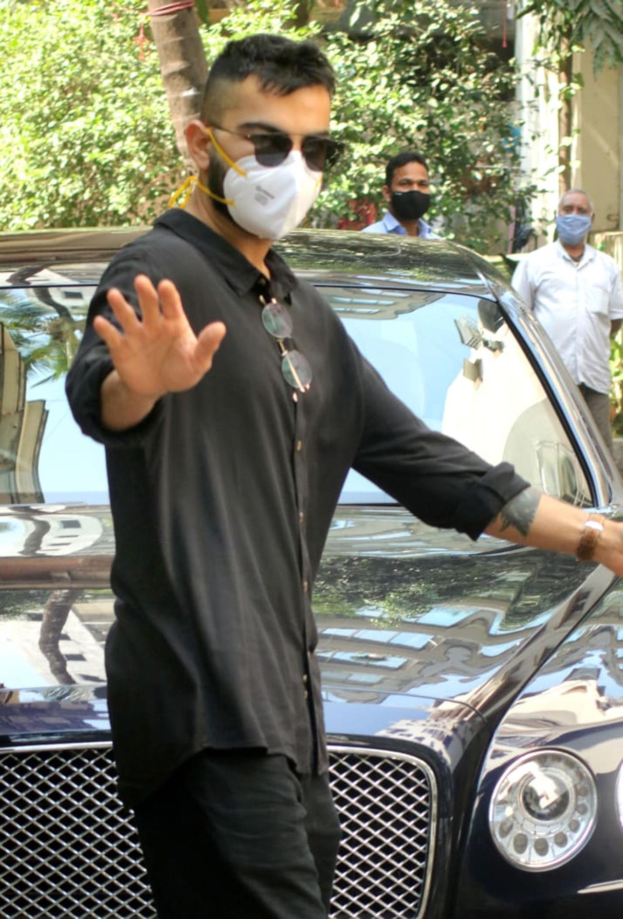 Cricketer Virat Kohli sported an all-black look, as he was seen in a black shirt and black trousers, and black sunglasses.