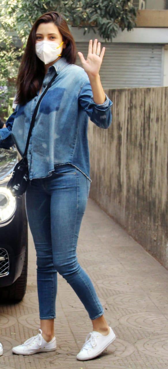 The new mommy in B-town, Anushka Sharma was all smiles as paparazzi clicked her while on her way to her doctor's clinic. She opted for an all-denim look.