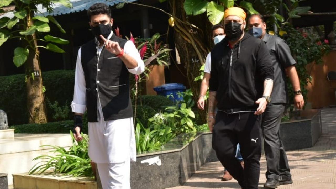Photos: Bunty Walia's father passes away; Abhishek Bachchan attends last rites