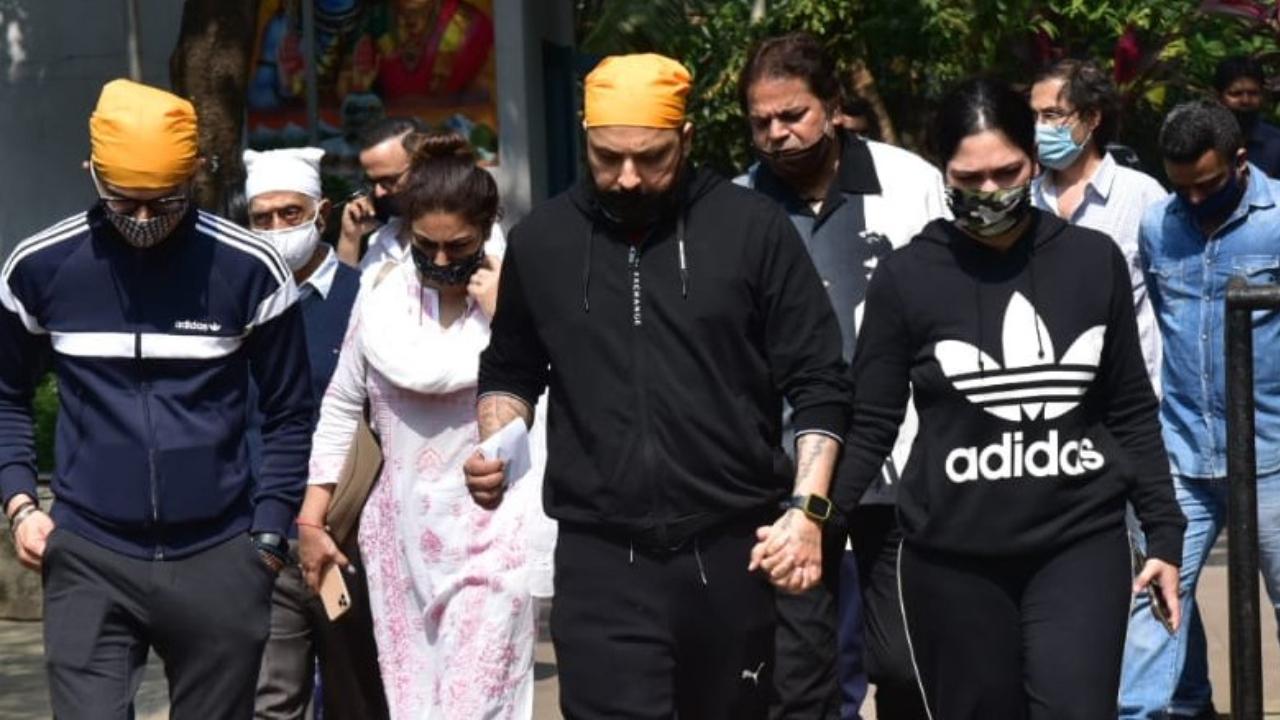 Speaking about Bunty Walia, the producer began his journey with the 1998-film Pyaar Kiya To Darna Kya. He continued his collaboration with Salman Khan and Sohail Khan next year with Hello Brother.
 
(In picture: Bunty Walia with his family).