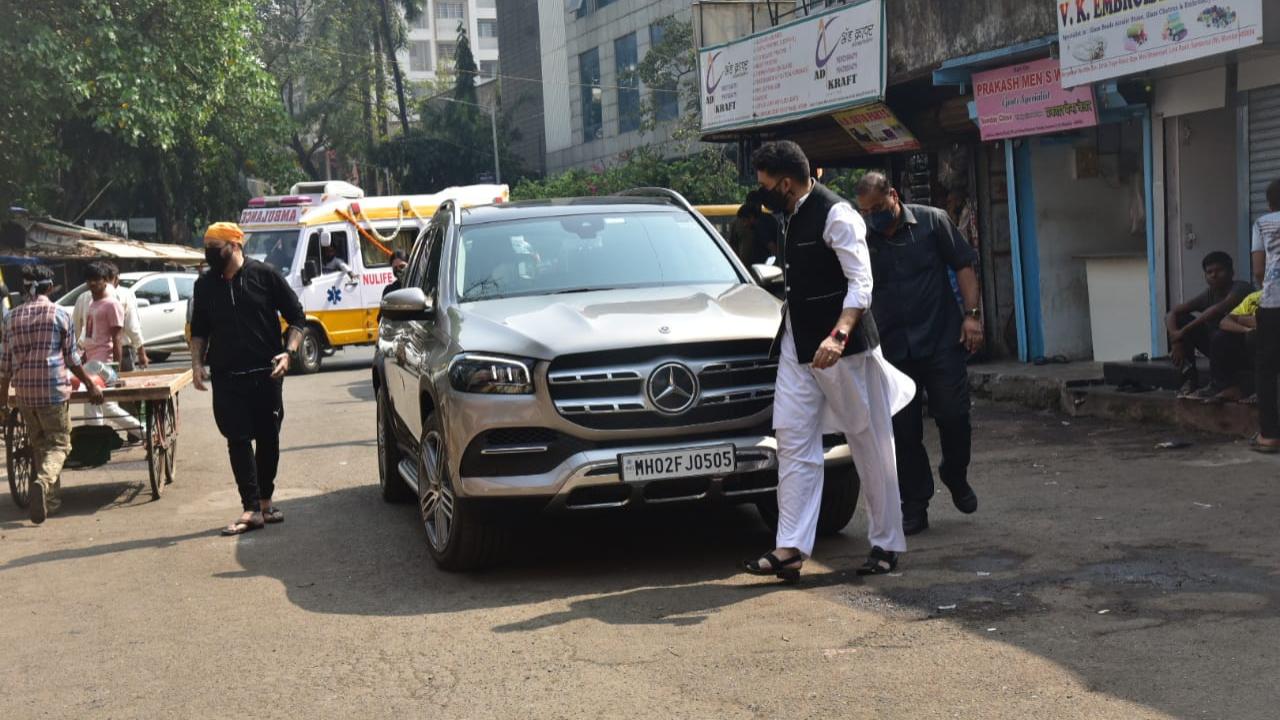In an unfortunate news for Bunty Walia and his family, the producer's father Prithi Paul Singh passed away last week. His last rites was held at a cremation ground in Santacruz, Mumbai. The funeral was attended by Walia's family and close friends. (All pictures: Yogen Shah).