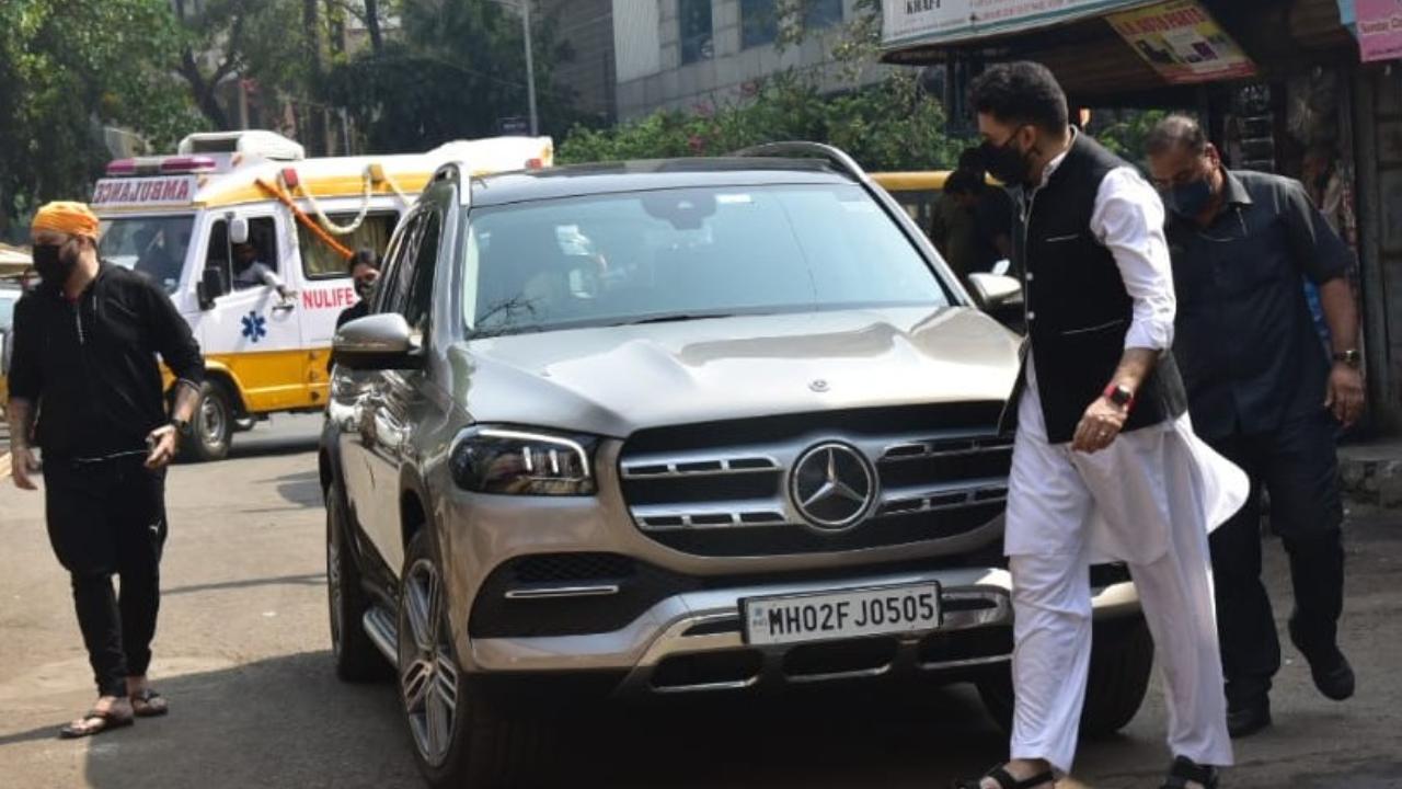 Actor Abhishek Bachchan came to pay their last respect to Walia's father. The actor was clicked wearing a white kurta and a black nehru jacket. He wore a black mask to prevent the spread of COVID-19.
