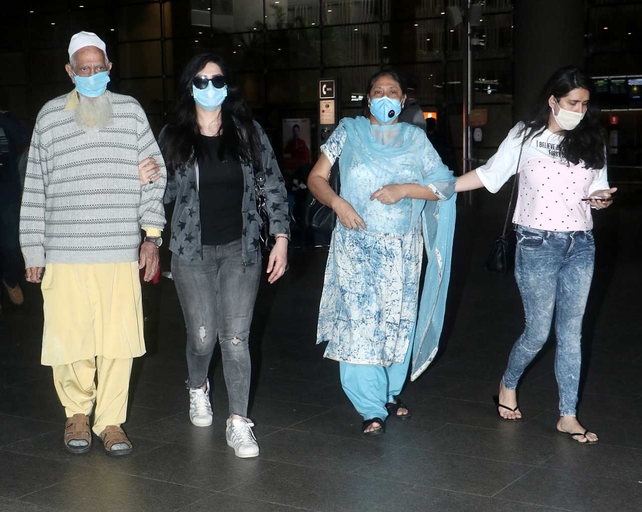 Zareen Khan posed with her entire family when clicked by the shutterbugs at the Mumbai airport.