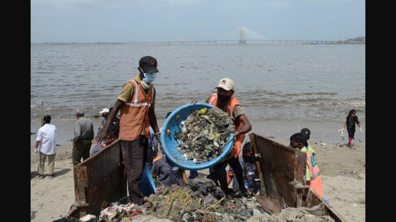 In India, the Central Pollution Control Board (CPCB) records that Maharashtra generated as much as 4,09,630 tonnes of plastic waste in 2018-19. Mumbai is estimated to dump approximately 80-110 metric tonnes of plastic into its waters. Photo: AFP