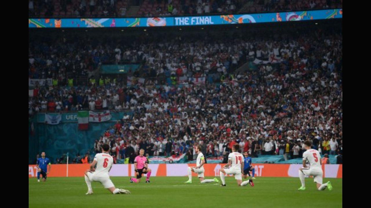 Unfortunately, after England lost the Euro 2020 final to Italy, Marcus Rashford, Jadon Sancho and Bukayo Saka were subjected to racist posts, after they missed their penalties. This photo shows players taking a knee ahead of the final football match between Italy and England at the Wembley Stadium in London on July 11, 2021. Photo: AFP 