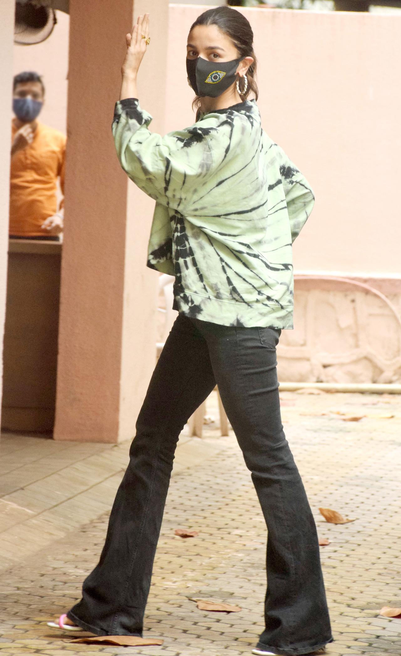 While Esha and co were clicked at a preview theatre, Alia Bhatt was spotted arriving at filmmaker Sanjay Leela Bhansali's office in Juhu. Alia will next be seen in SLB's 'Gangubai Kathiawadi'. The film is inspired by a true story and is based on a chapter of Hussain Zaidi's book 'Mafia Queens Of Mumbai'.