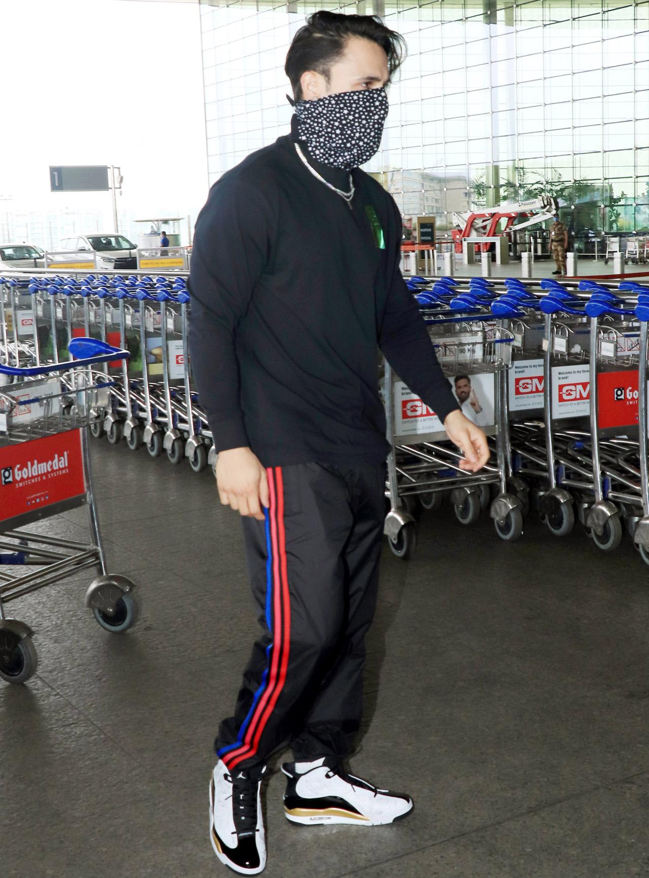 'Bigg Boss 13' contestant Asim Riaz was also spotted at Mumbai airport. The actor sported a black sweatshirt and matching track pants as he was clicked by photographers at airport.