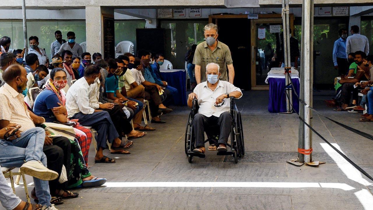 Deaths dip to 553, lowest in 90 days