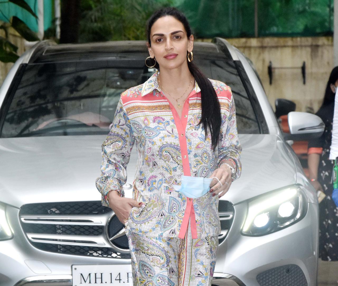 Esha Deol looked pretty in her co-ord set as she arrived at the special screening of her film 'Ek Duaa' at a preview theatre in Juhu. Esha has turned producer with this film. The project, directed by Ramkamal Mukherjee, packs a subtle yet strong punch about a women related cause. The film is set to release digitally on Voot Select. Talking about the film, Esha in a candid chat said, 