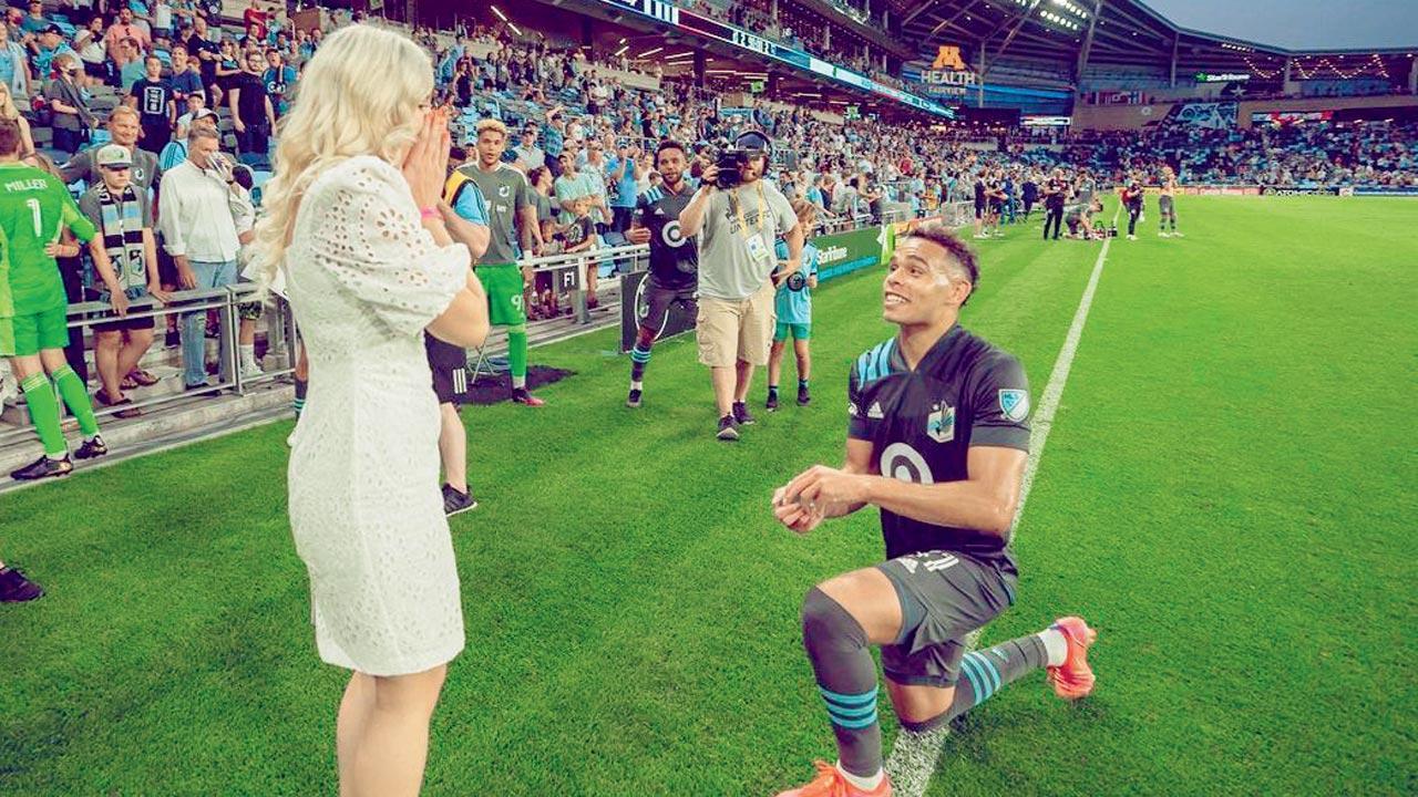 American footballer proposes to girlfriend on the field