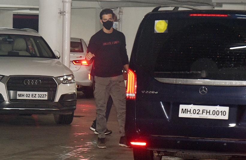 Hrithik Roshan and other cast members were seen arriving for the party at producer Ritesh Sidhwani's residence. Recently, a table read, hosted by Vir Das with Hrithik Roshan, Farhan Akhtar, Abhay Deol, Katrina Kaif, Zoya Akhtar, Reema Kagti and Ritesh Sidhwani took a fun run-through of some of the most iconic scenes from the script of this memorable film.