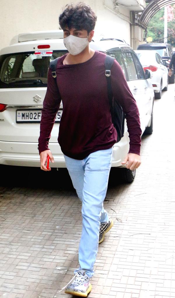 Sara's brother Ibraham Ali Khan was also spotted at producer Ronnie Screwvala's office in Khar. Ibrahim sported a wine coloured sweat shirt and blue denims.