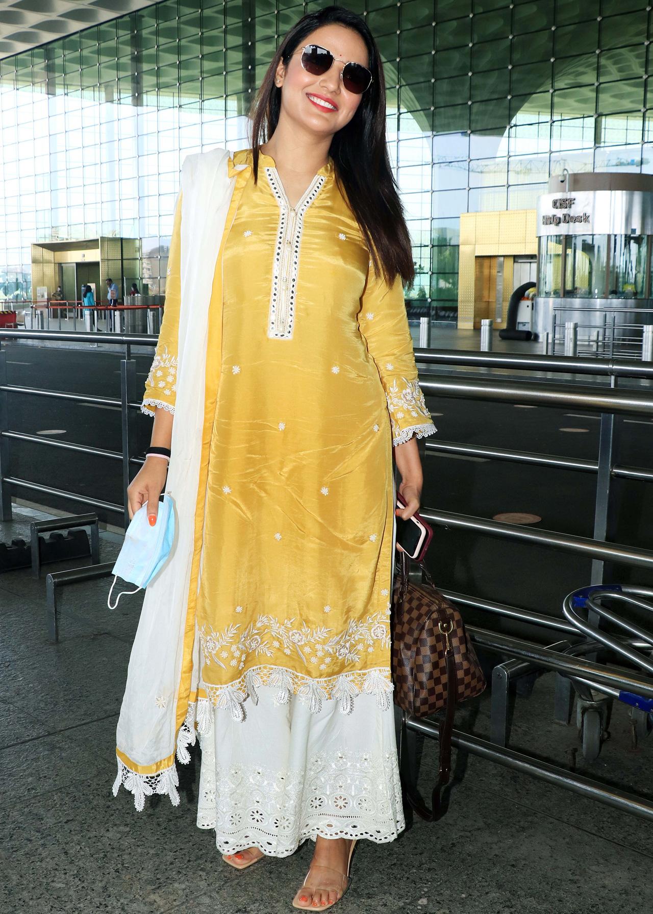 Jasmin Bhasin looked pretty in her yellow traditional attire as she arrived at the Mumbai airport. The Bigg Boss 14 contestant was all smiles as she posed for the photographers.