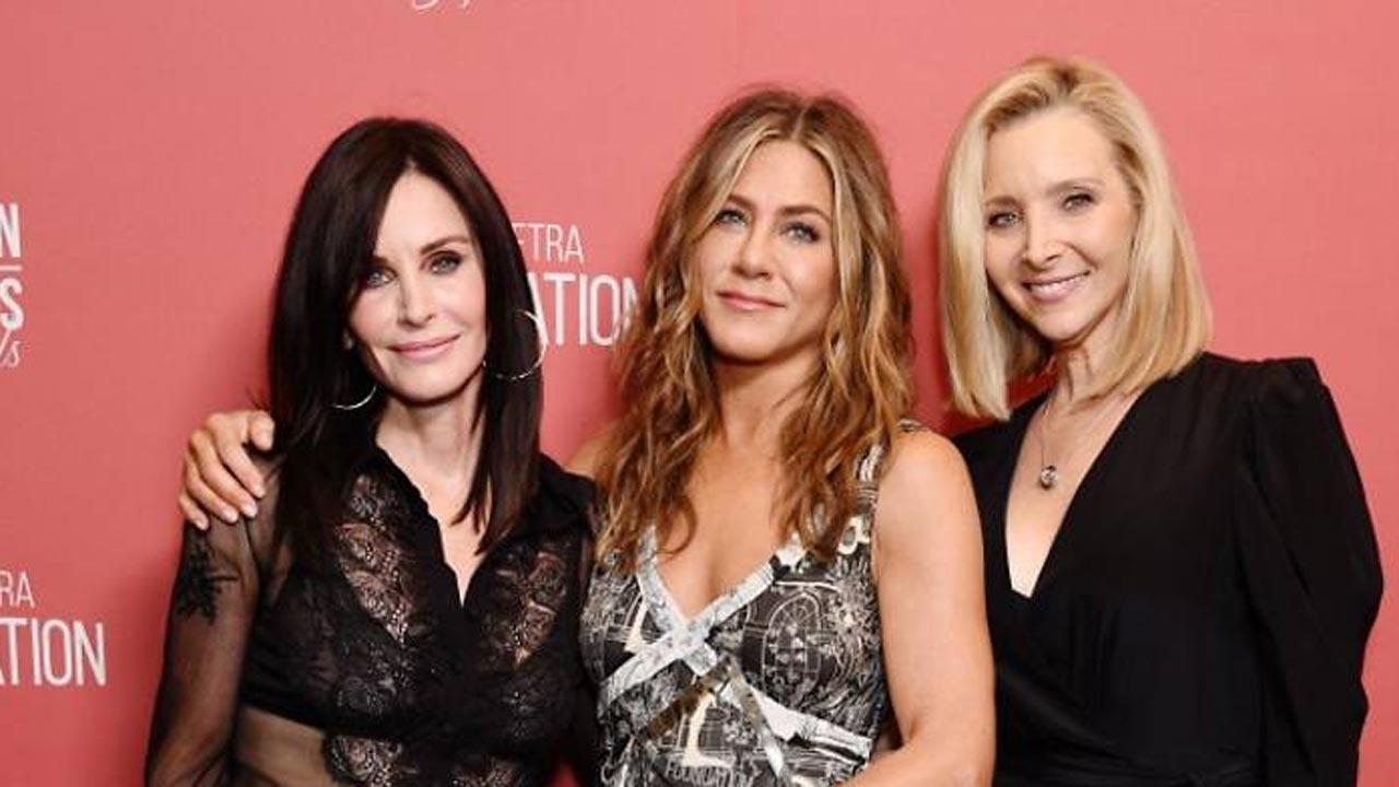 'Friends' co-stars Jennifer Aniston, Courteney Cox, Lisa Kudrow reunite for Fourth of July holiday
