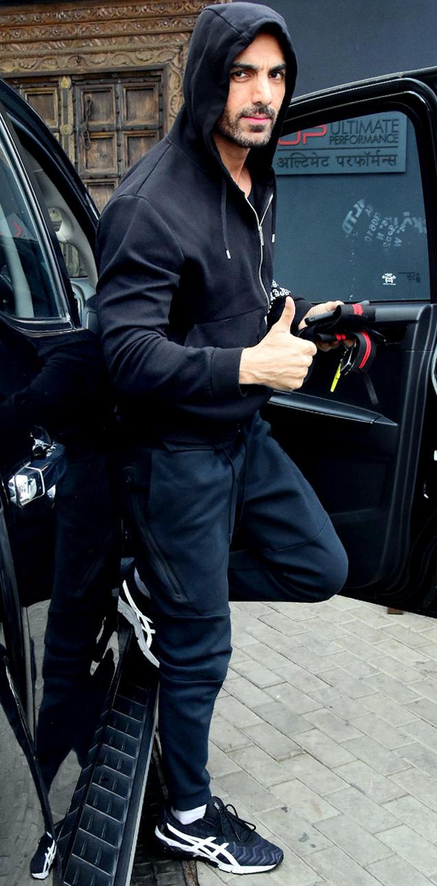 John Abraham was also spotted at his gym in Bandra. The actor has been not looking his usual self of late. The beefcake appeared leaner, and his face looked chiselled and sharp. It is said that Johnny boy has been whipping his body into the desired shape for Mohit Suri’s Ek Villain Returns. One of B-Town’s fittest actors appears to have challenged himself to set new goals while prepping for a character.