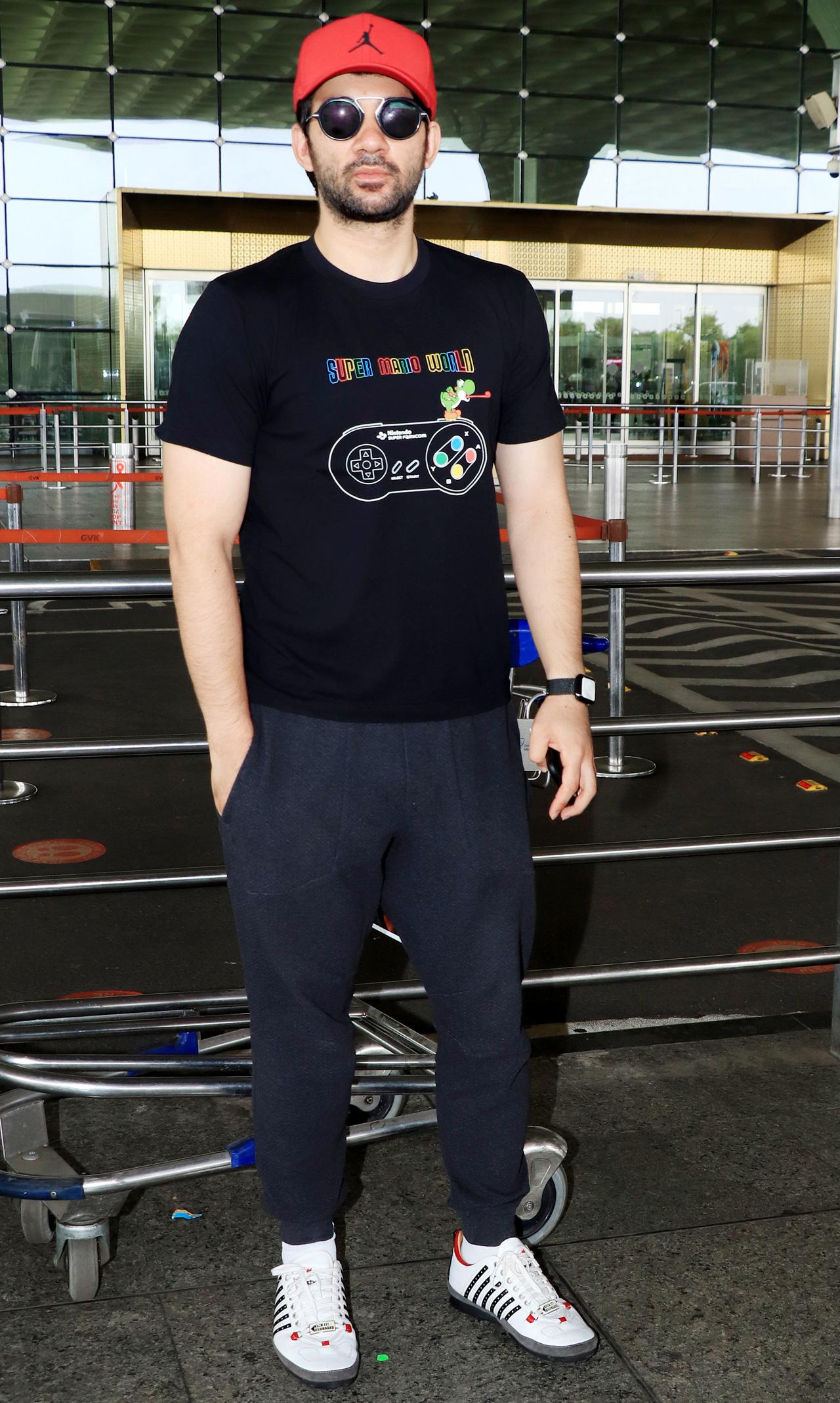 Karan Deol was also spotted at the Mumbai airport. Sunny Deol's son sports a black printed tee and denim as he posed for the photographers.