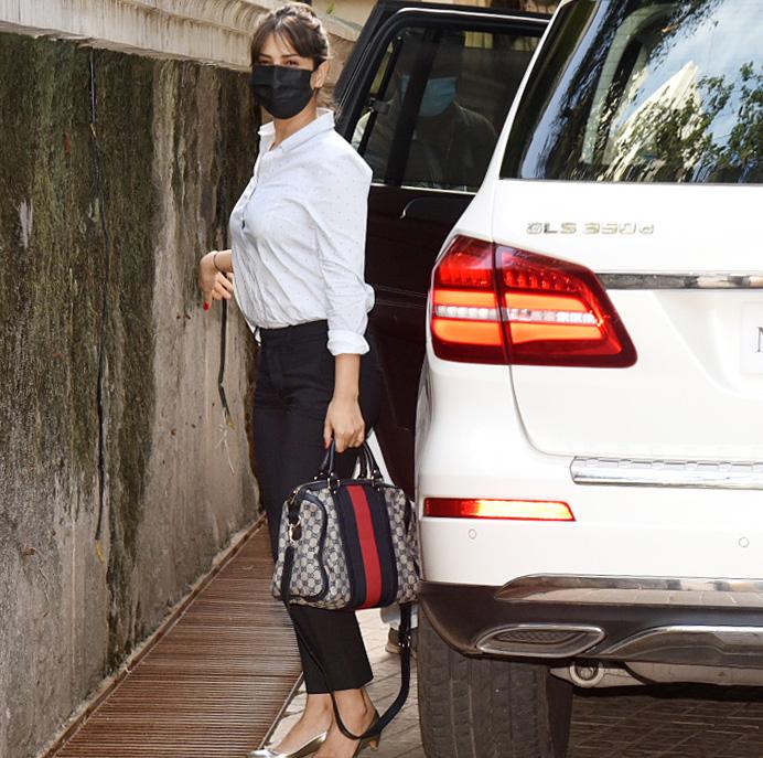 Kim Sharma dressed in a white shirt and black pants was spotted at the residence in Bandra. She wasn't alone, Kim was clicked arriving with Leander Paes. the duo has been often spotted at the same place and same time in and around Bandra, but maintaining their distance.