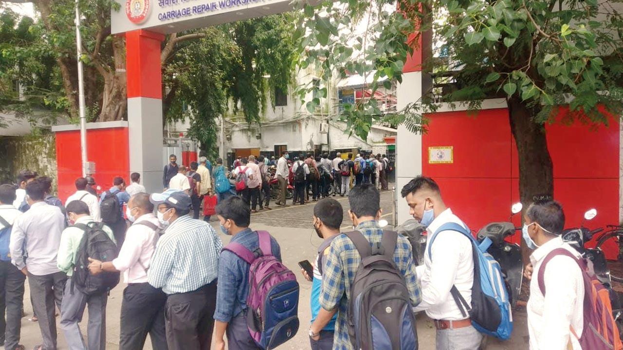 Mumbai: Staff forced to line up for attendance at Lower Parel railway workshop