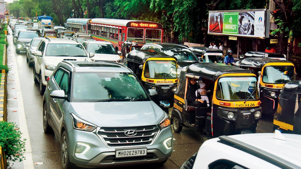 Mumbai: Link Road closure turns commute in Oshiwara into traffic nightmare