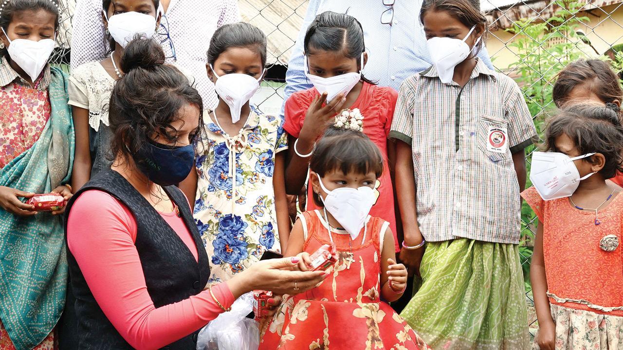Palghar: NGO distributes dry ration in 19 tribal villages